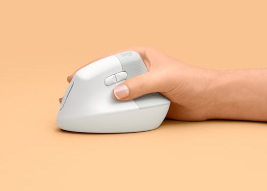 Ratón Vertical Ergonómico Inalámbrico Logitech Lift – Blanco Hueso (910-006469)